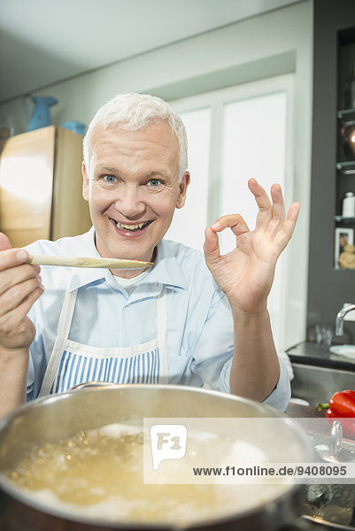 Portrait Mann Lebensmittel lächeln Vorbereitung Küche reifer Erwachsene reife Erwachsene