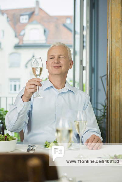 Mann Glas lächeln Wein halten reifer Erwachsene reife Erwachsene glitzern