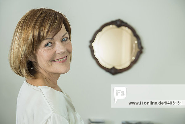 Senior Senioren Portrait Frau lächeln frontal Spiegel
