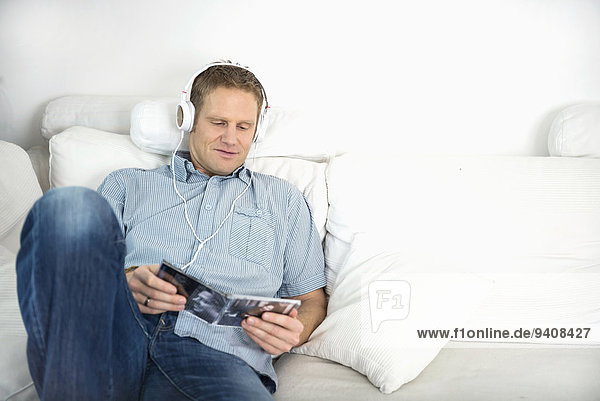 Mann zuhören Couch Musik Klassisches Konzert Klassik