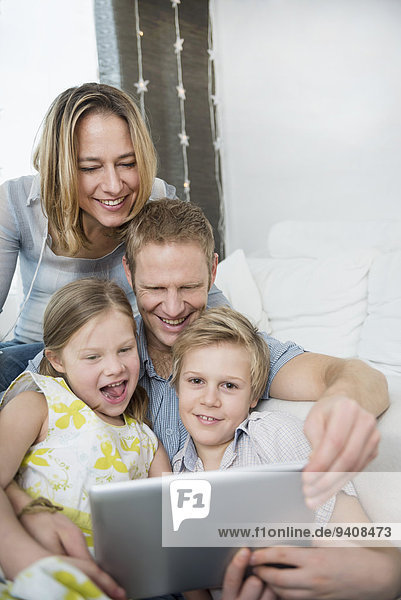 sitzend benutzen Computer Menschliche Eltern Couch Tablet PC