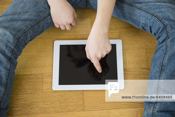 benutzen Junge - Person Tablet PC Holzboden
