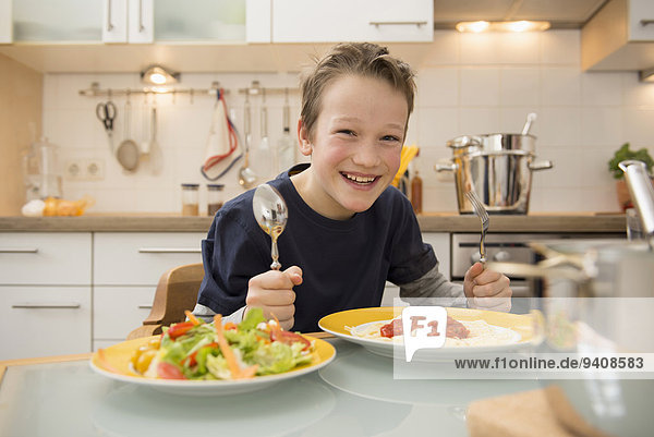 lächeln Junge - Person Salat Spaghetti essen essend isst