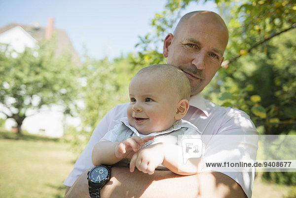 Fröhlichkeit Stolz lächeln Menschlicher Vater Sohn halten Baby