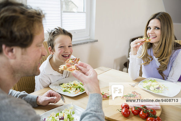 Interior zu Hause Salat Pizza essen essend isst