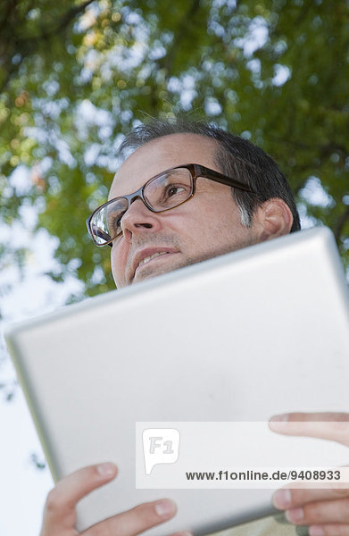 Mann reifer Erwachsene reife Erwachsene Tablet PC wegsehen