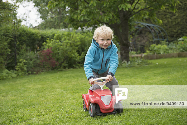 Junge - Person, Auto, klein, Spielzeug, Garten, blond, spielen