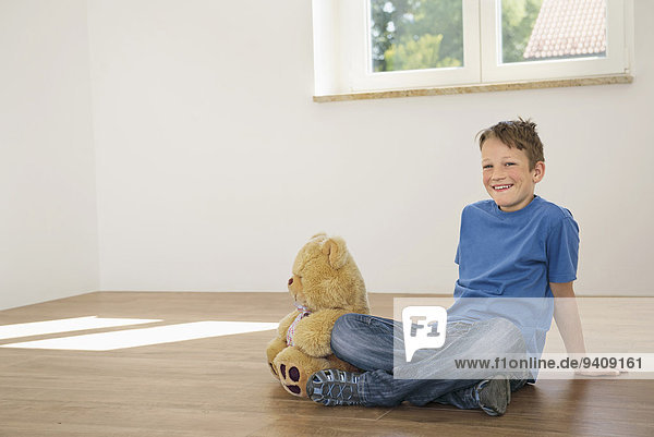Fröhlichkeit Junge - Person Spielzeug Bewegung Teddy Teddybär jung Eigentumswohnung neues Zuhause