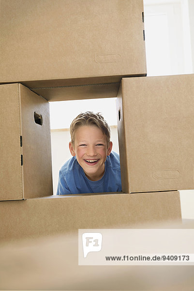 Haufen Junge - Person Gebäude Umzug umziehen ausziehen einziehen Pappschachtel Pappkarton Pappe