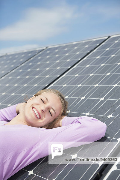 Fröhlichkeit Energie energiegeladen Entspannung grün Sonnenkollektor Sonnenenergie Tisch Mädchen