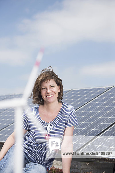 junge Frau junge Frauen Portrait Wind Sonnenkollektor Sonnenenergie Tisch Turbine