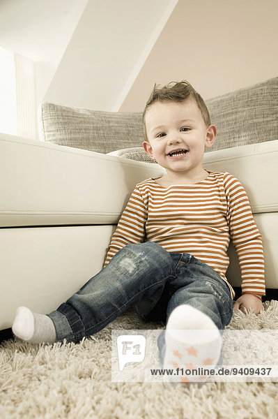 sitzend Portrait lächeln Junge - Person Teppichboden Teppich Teppiche