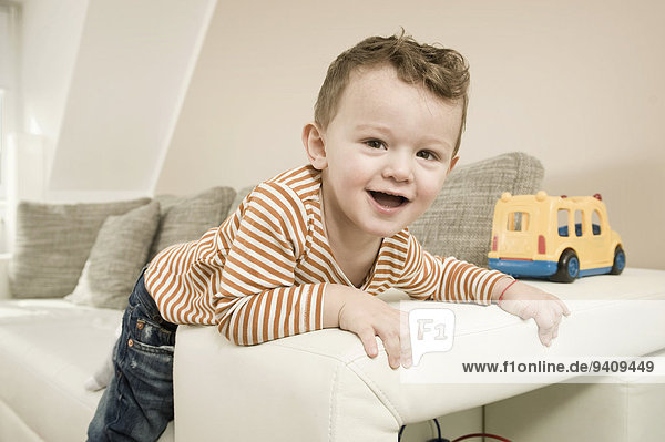Portrait lächeln Junge - Person Spielzeug spielen