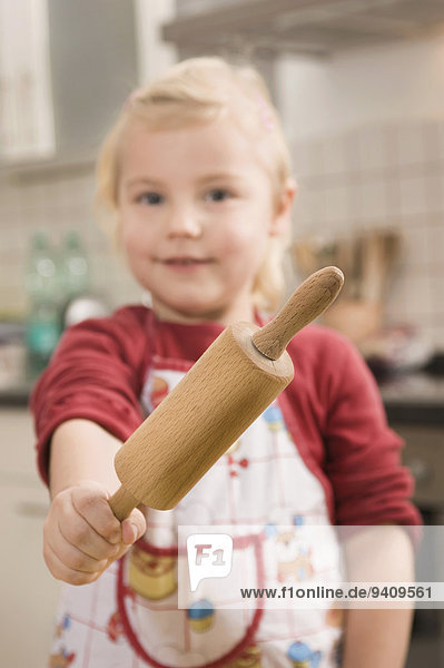 rollen Portrait lächeln halten Mädchen