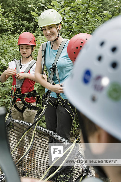 junge Frau junge Frauen lächeln Vorbereitung Klettern