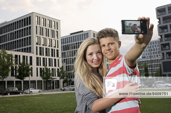 Portrait Jugendlicher Fotografie nehmen lächeln Smartphone