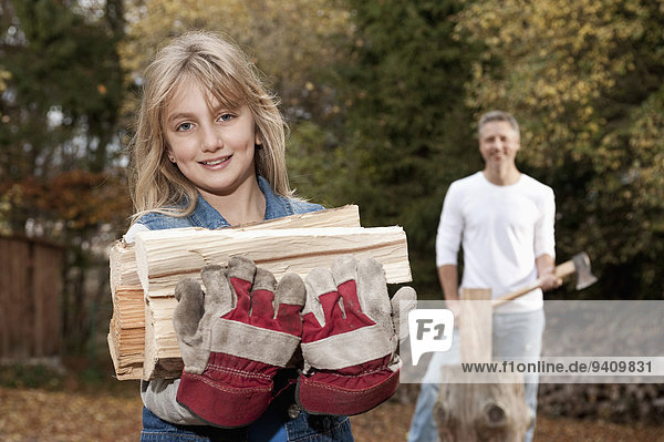 Feuerholz tragen lächeln Menschlicher Vater Hintergrund Mädchen