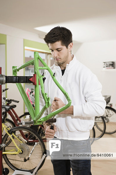 Mann arbeiten jung Fahrrad Rad