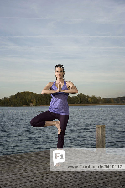 Frau üben Steg Yoga