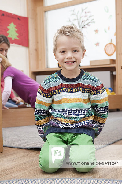sitzend Kindergarten Portrait Fröhlichkeit Junge - Person klein
