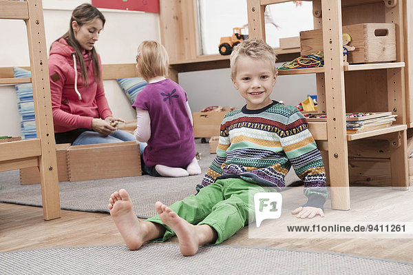 sitzend, Kindergarten, Junge - Person, klein, Boden, Fußboden, Fußböden