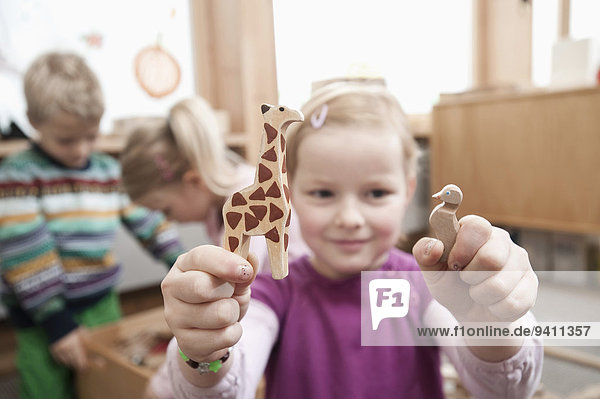zeigen Kindergarten klein Holzspielzeug Mädchen
