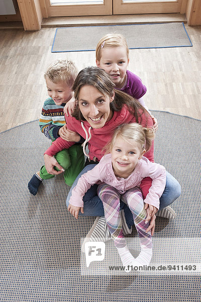 sitzend Kindergarten Fotografie Boden Fußboden Fußböden Lehrer 3