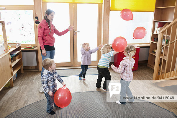 Kindergarten 4 Luftballon Ballon Lehrer rot spielen