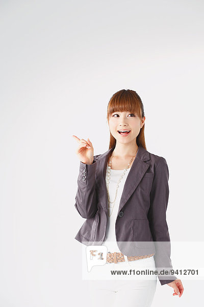Portrait Geschäftsfrau weiß Hintergrund jung Länge Hälfte japanisch