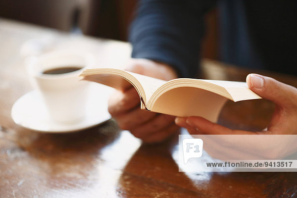 Mann Buch Cafe jung Taschenbuch japanisch vorlesen