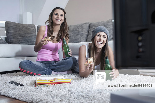 Interior zu Hause Freundschaft sehen Fernsehen Teppichboden Teppich Teppiche 2 Seitenansicht