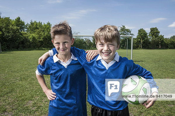 Portrait Freundschaft Junge - Person Spiel jung Football