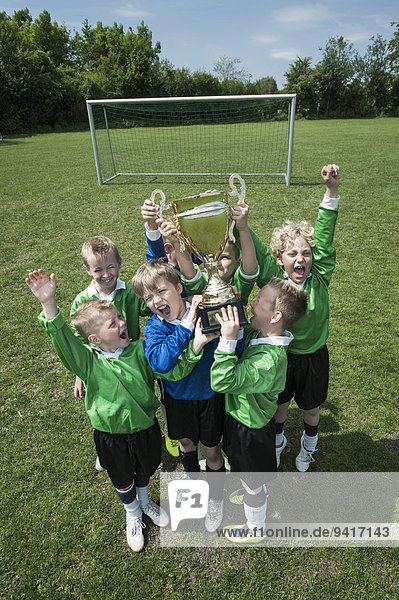 Junge - Person halten jung Fußballmannschaft Pokal