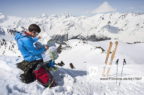Mann Skifahrer Landkarte Karte Alpen querfeldein Cross Country vorlesen