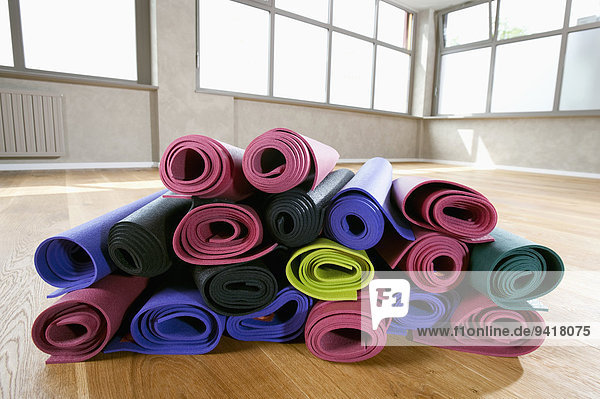 Haufen Farbaufnahme Farbe Close-up Yoga Matte Studioaufnahme