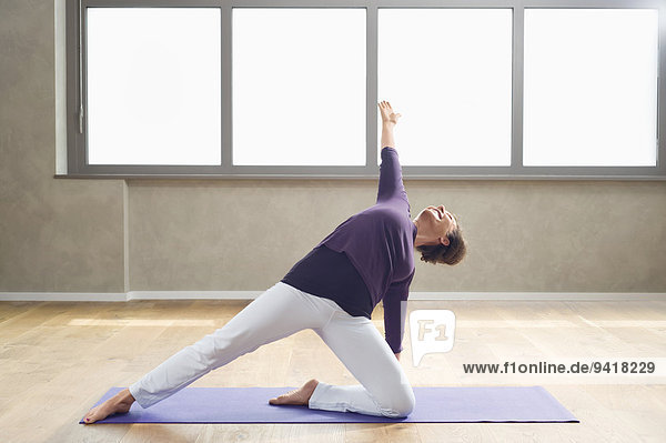 Portrait Frau Sport strecken reifer Erwachsene reife Erwachsene Yoga Wellness