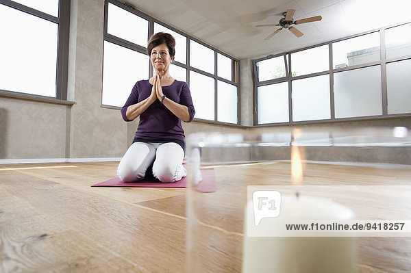 Frau üben Meditation reifer Erwachsene reife Erwachsene Yoga Studioaufnahme