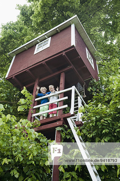 Baumhaus Freundschaft Junge - Person winken 2 spielen