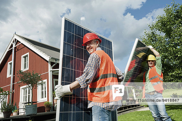 Wohnhaus installieren 2 Sonnenkollektor Sonnenenergie Tisch