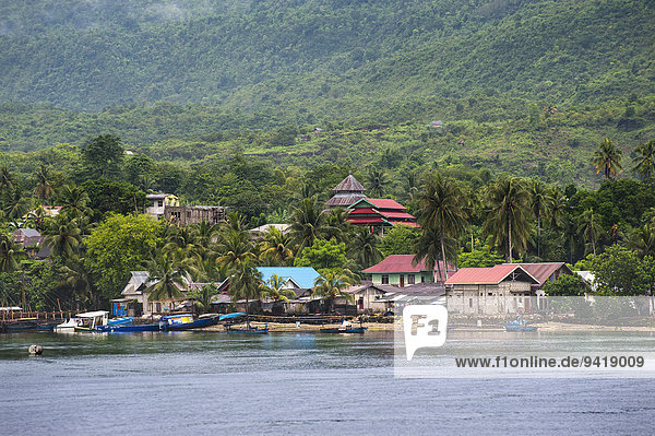 Boote und Dorf nach tropischem Regen  Insel Tomea  Sulawesi  Indonesien