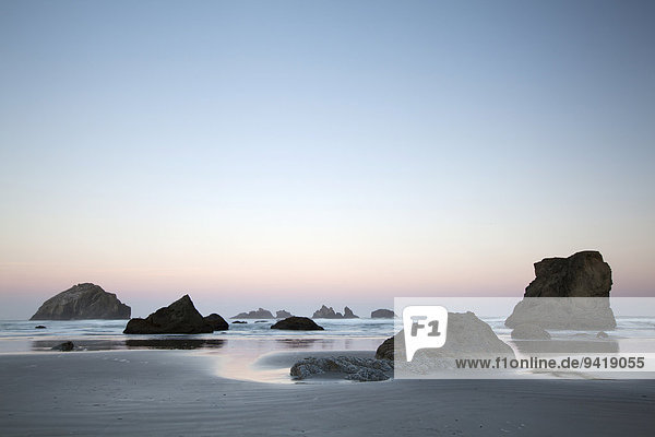 Strand an der Südküste von Oregon  Bandon  Oregon  USA