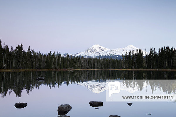 Scott Lake mit Three Sisters  Kaskadengebirge  Oregon  USA