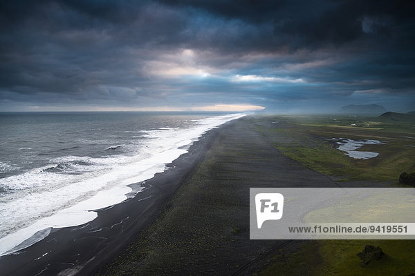 Dramatische Wolkenstimmung  schwarzer Sandstrand bei Dyrhólaey  Südküste  Suðurland  Island