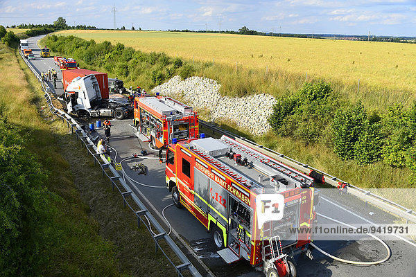 Feuerwehreinsatz  tödlicher Verkehrsunfall  Frontalzusammenstoss Audi und LKW  Flughafentangente Ost  Staatsstrasse ST 2580  bei Oberneuching  Erding  Markt Schwaben  Bayern  Deutschland