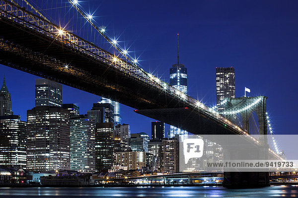Brooklyn Bridge  Ausblick über den East River auf die Skyline von Manhattan  Downtown Brooklyn  Brooklyn  New York