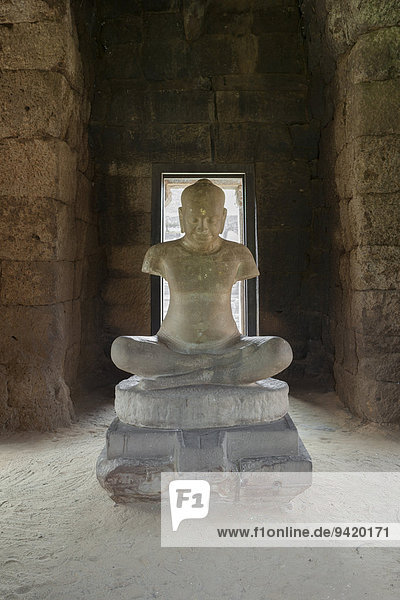 Kopie aus Sandstein,  Statue von König Jayavarman VII,  Hauptheiligtum,  Tempel Prasat Hin Phimai,  Geschichtspark Phimai,  Thailand