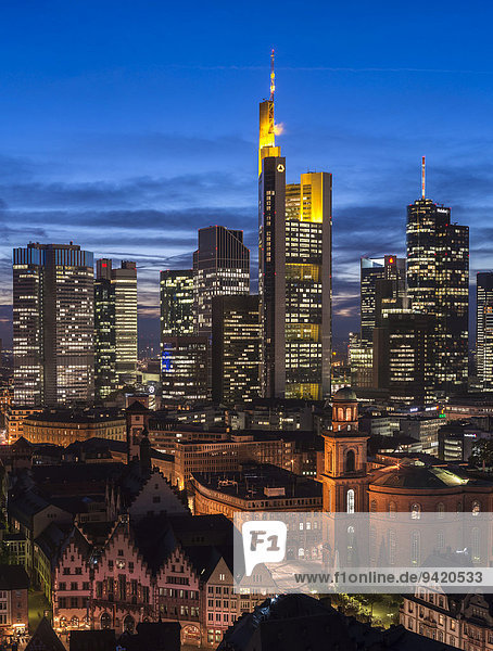 Blick auf die Stadt mit Skyline bei Dämmerung und erleuchteten Hochhäusern  Innenstadt  Frankfurt am Main  Hessen  Deutschland