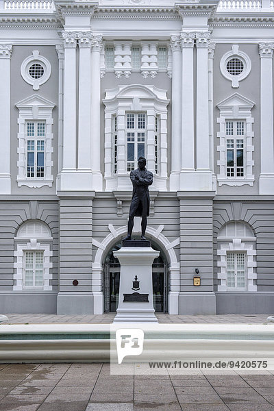 Sir Stamford Raffles Statue vor dem Victoria Theater und der Konzerthalle  Kolonialviertel  Singapur