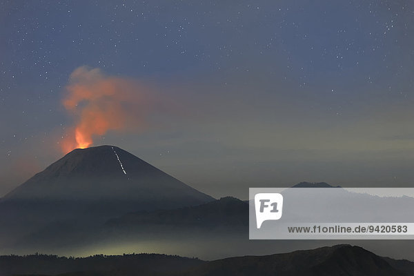 Aktiver Gunung Bromo Vulkan bei Nacht  Nationalpark Bromo-Tengger-Semeru  Java  Indonesien