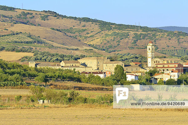 Ortsansicht mit Kirche San Pietro Apostolo Tuili Hochebene Giara di Gesturi Provinz Medio Campidano Sardinien Italien Europa